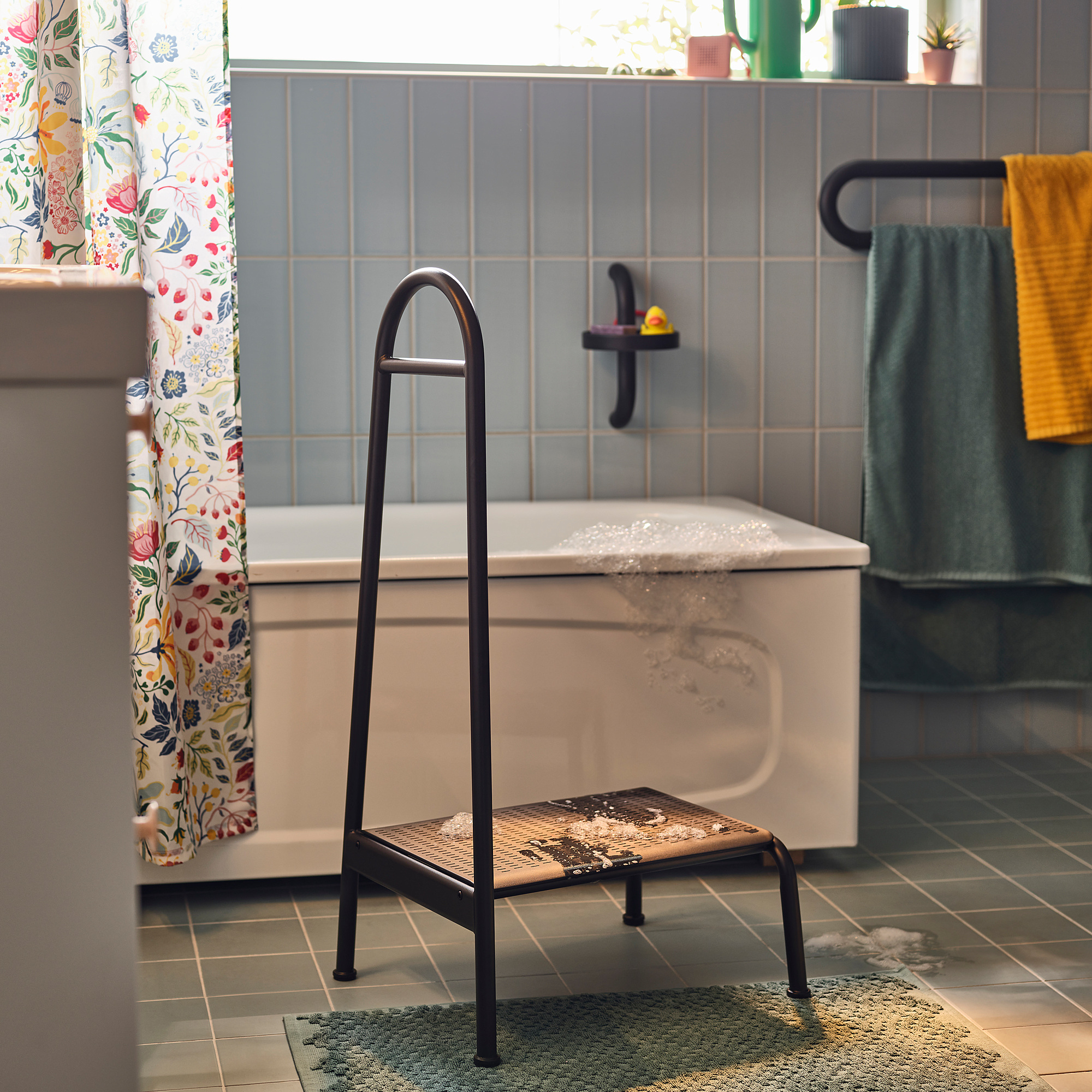 BÄSINGEN step stool with handrail