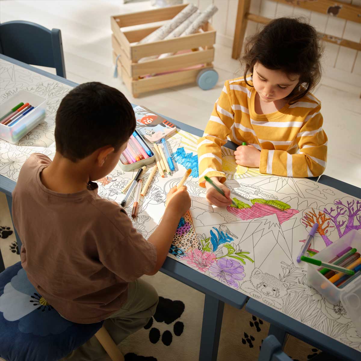 Children colour ALPTALL colouring paper with MÅLA felt-tip pens.