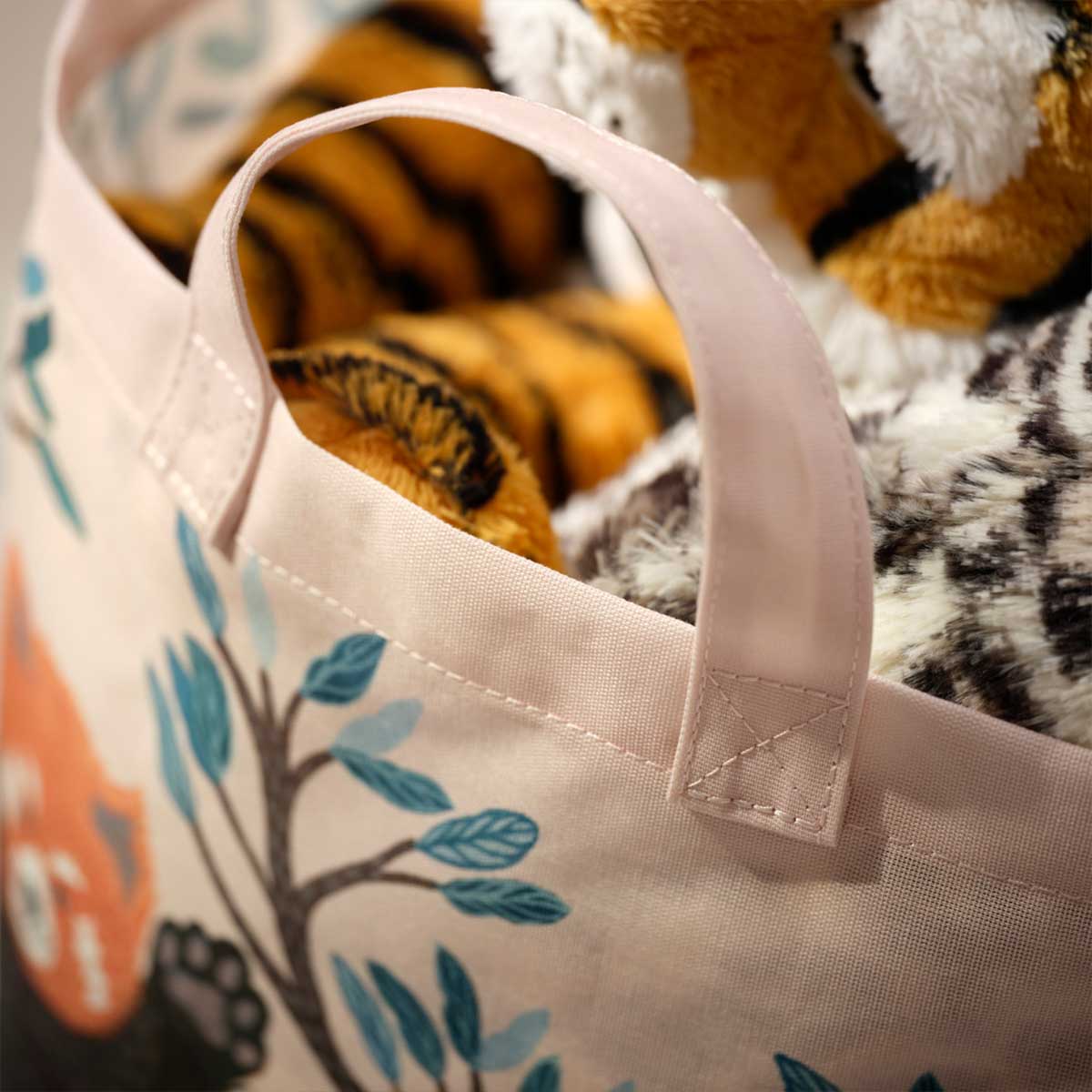 A close-up of the ALPTALL storage bag handle.