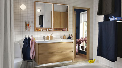 A welcoming bathroom with smart  solutions for the whole family