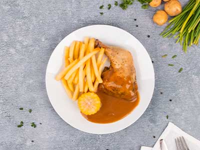 Kjúklingalæri með legg ásamt maísstöngli, brúnni sósu og frönskum		