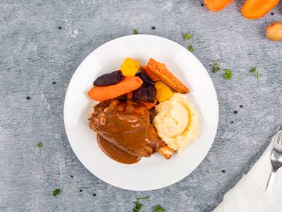Lambaskanki með kartöflumús, blönduðum gulrótum og sósu