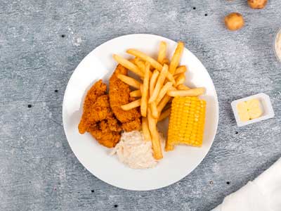 Kjúklingalundir í hjúp með hrásalati, maís og frönskum	