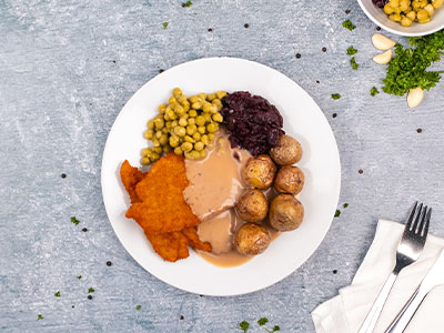 Grísasnitsel með smælki, rauðkáli og grænum baunum 